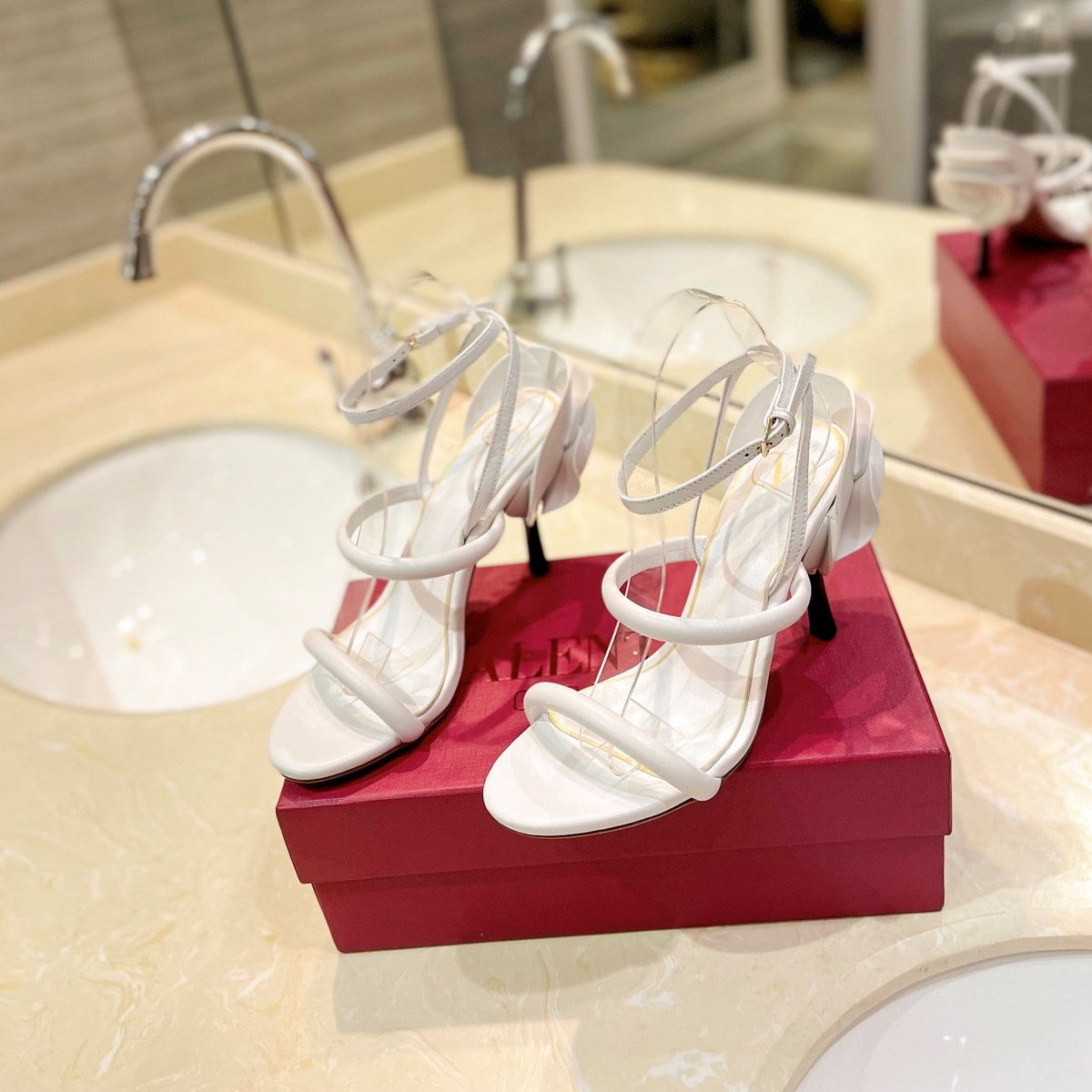 VT 26s Atelier Rose Sandals White Leather 985379