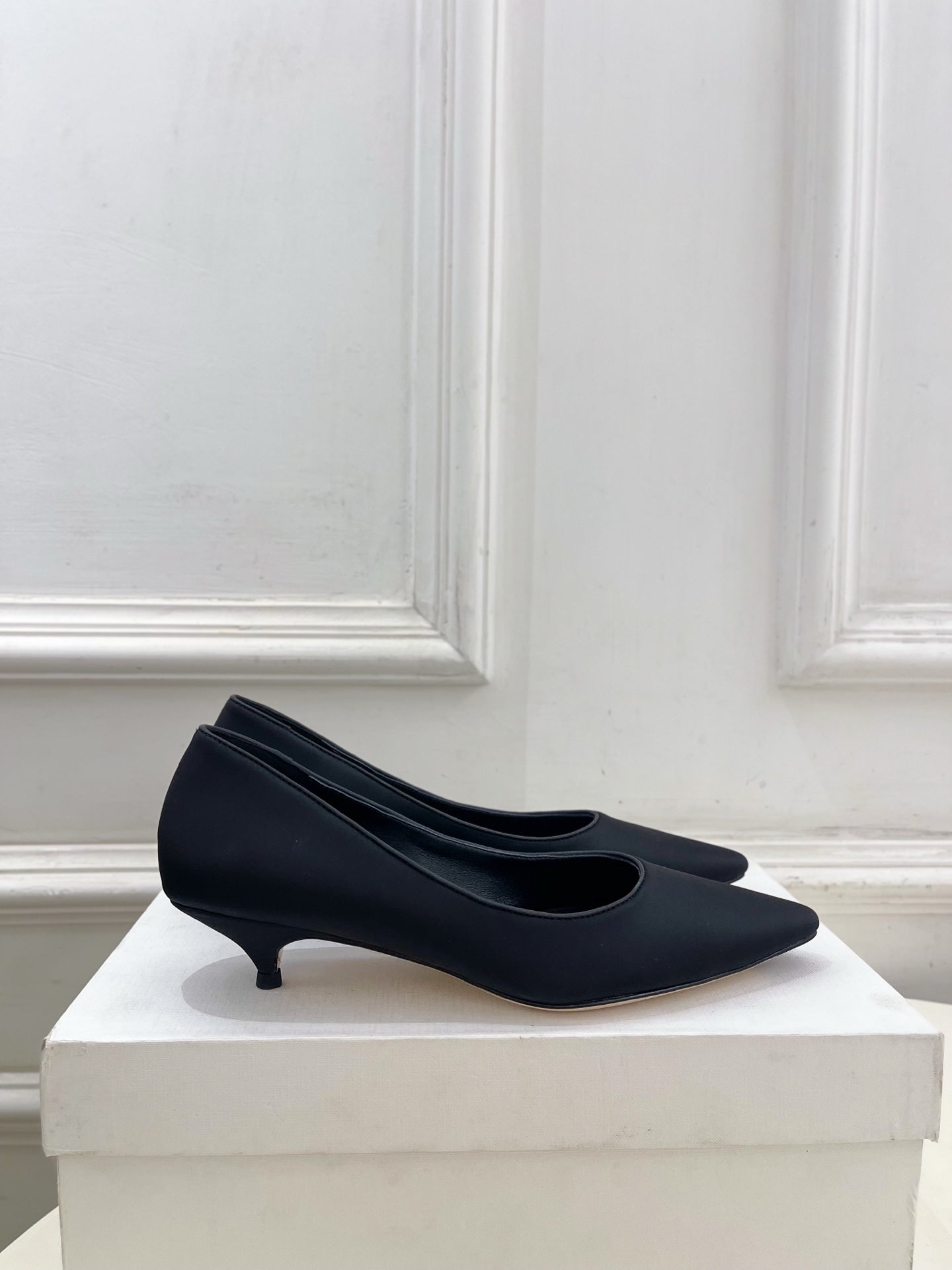 The Row 25ss TR Kitten heel Pointed Toe Shoes 35mm Black Frabic Sheepskin 425556