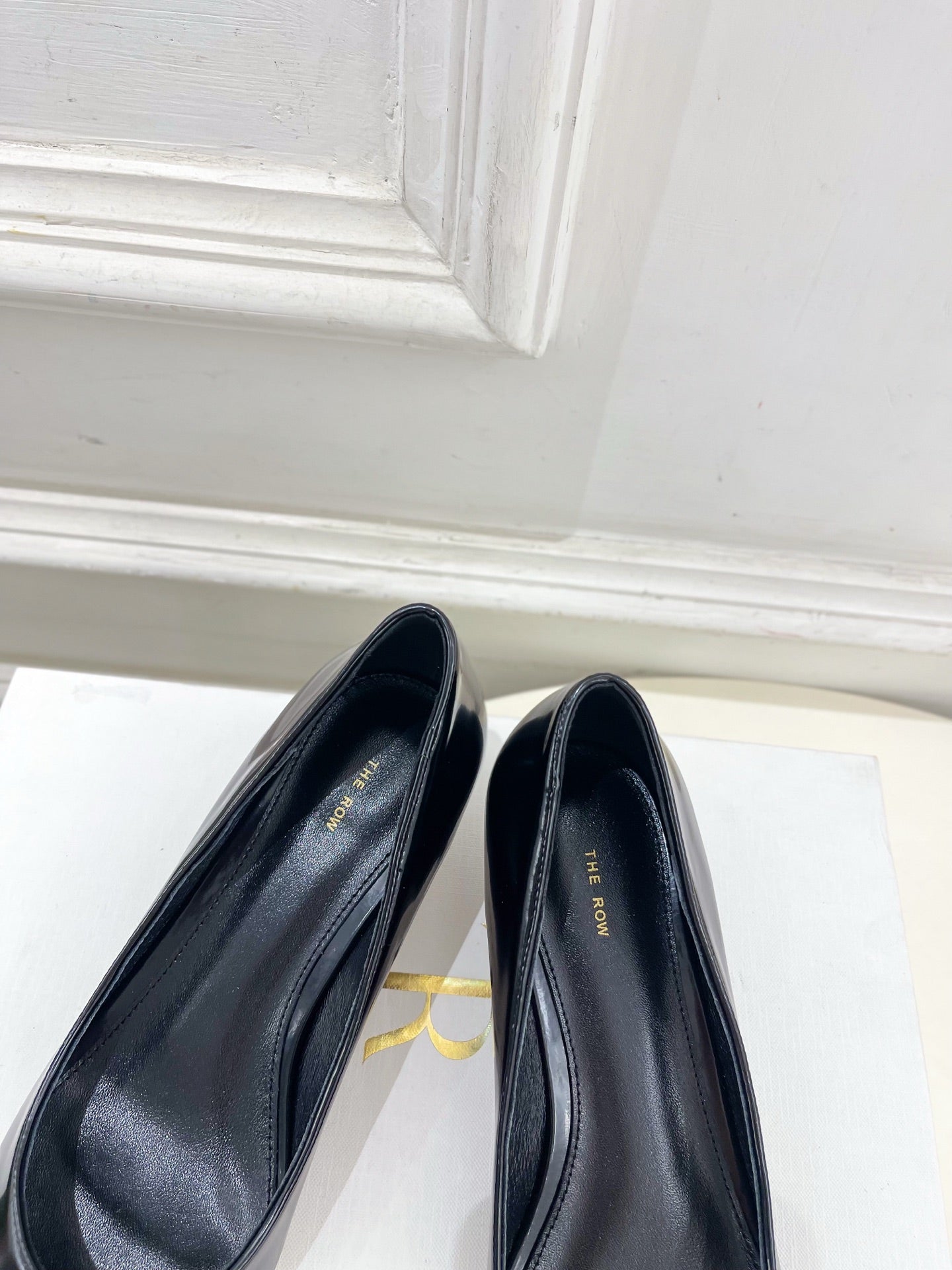 The Row 25ss TR Kitten heel Pointed Toe Shoes 35mm Black Sheepskin 425560
