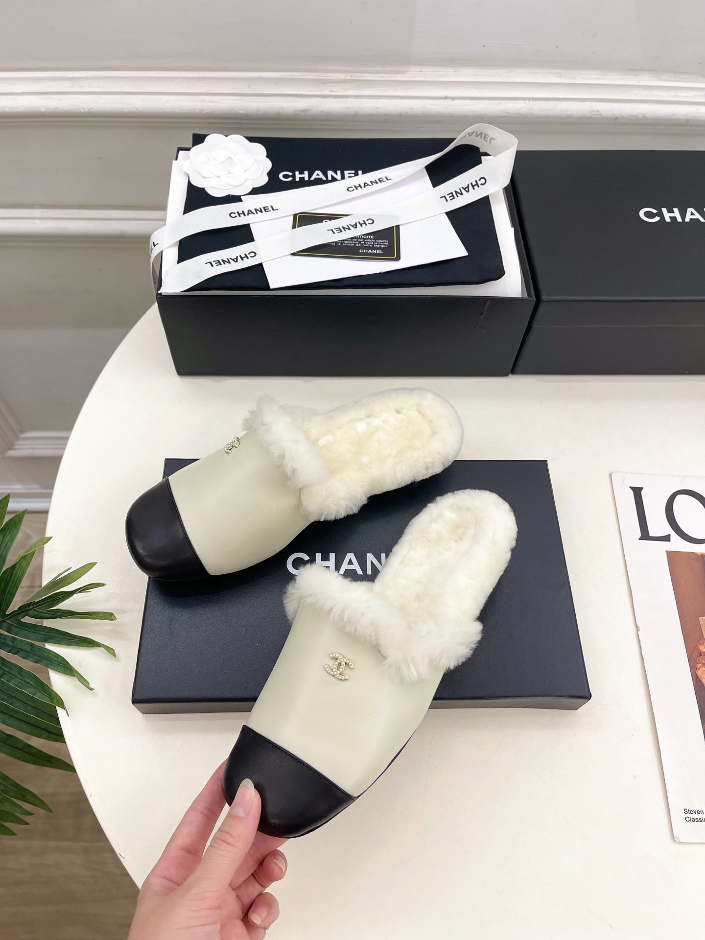 CC 25K Double C Pearl Fur Slippers Black Warm Beige Calfskin Shearing 586998