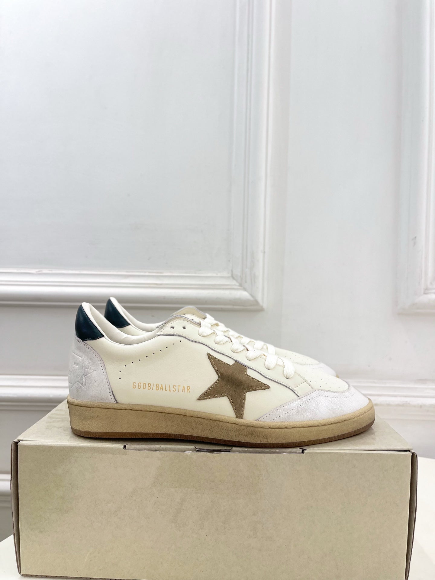 Golden Goose 26s Super-Star Beige Star Cream Leather 947742