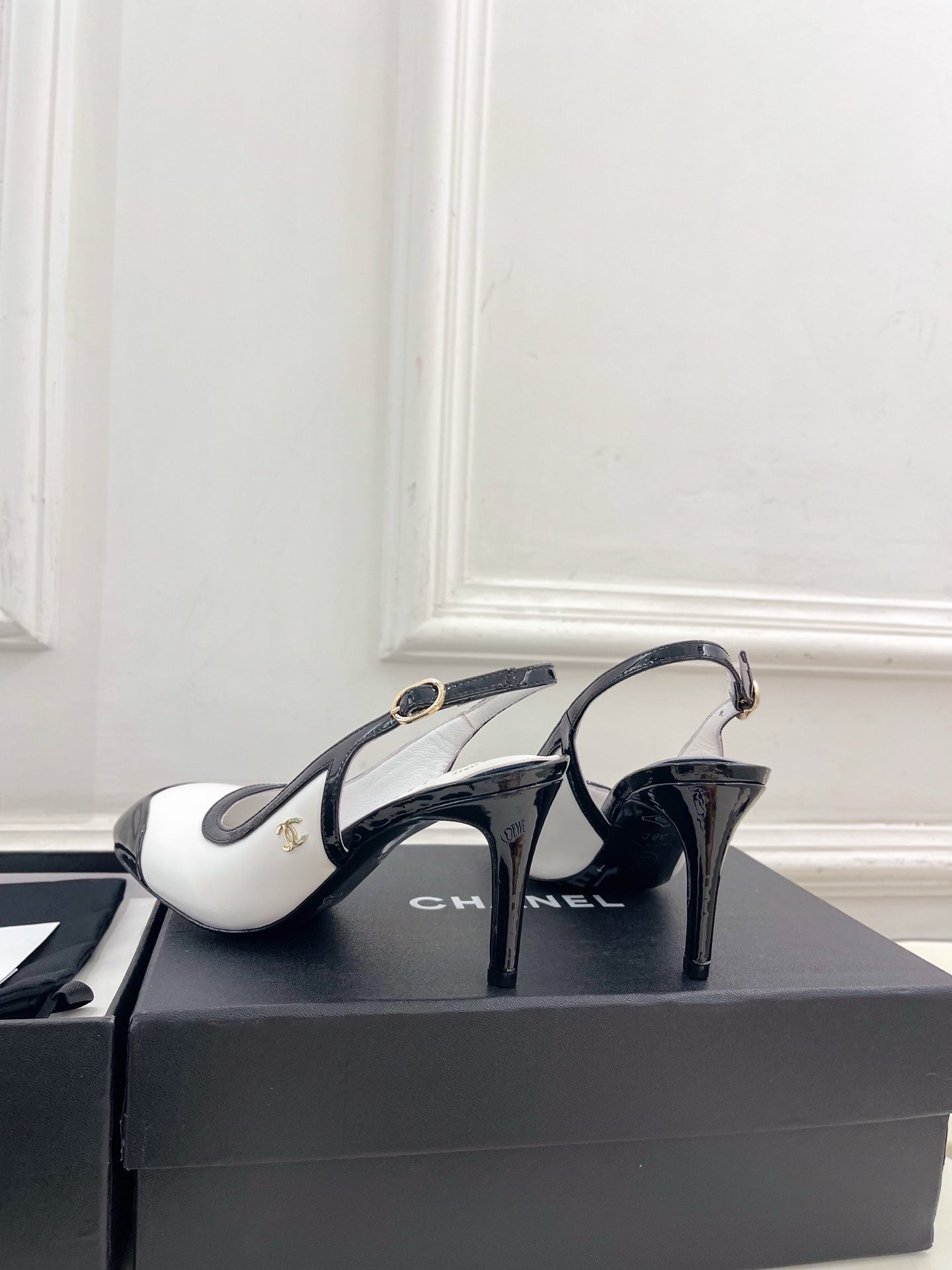 CC 26s Slingbacks Conic Heel 9cm Black White Leather 946882