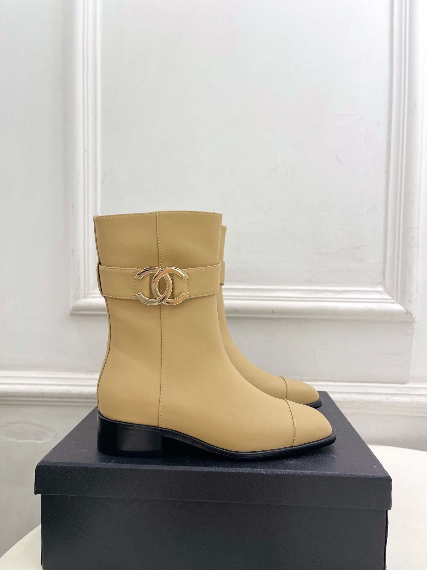 CC 26s Turn-Lock Ankle Boots Beige Lambskin 946902