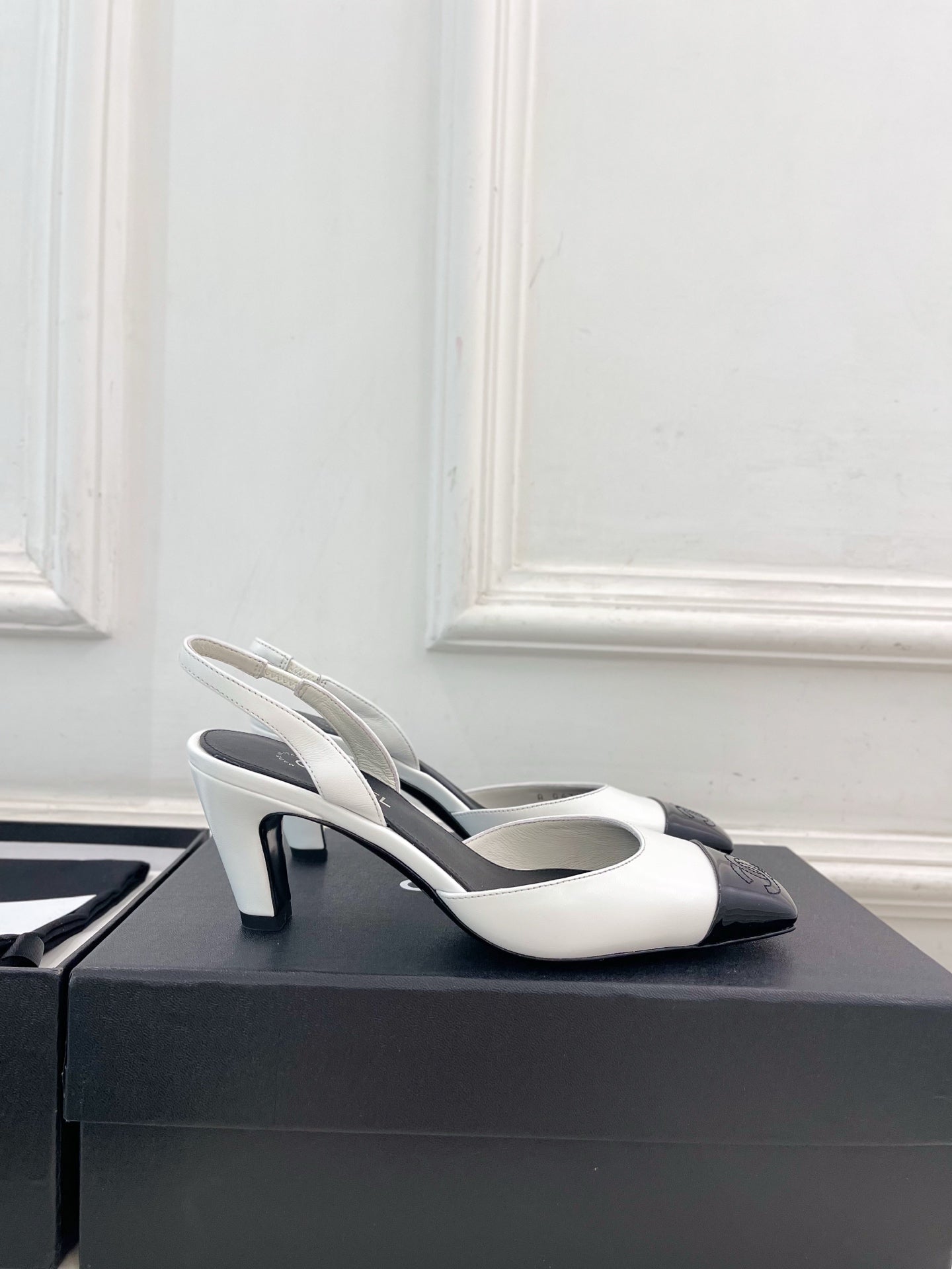 CC 26s Square Toe Slingback 6.5cm Black White Leather 946908