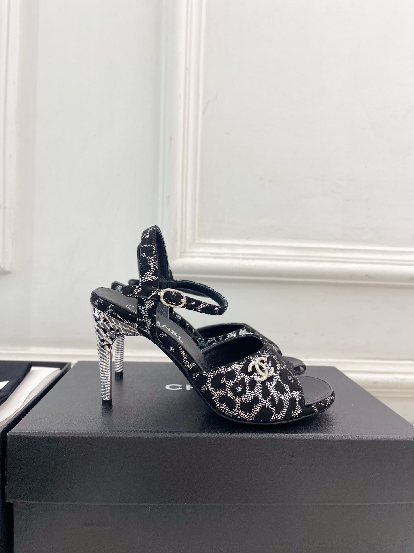 CC 26s Métiers d'Art Mary Jane Sandals 9cm Sliver Leopard Glitter Fabric Leather 946928