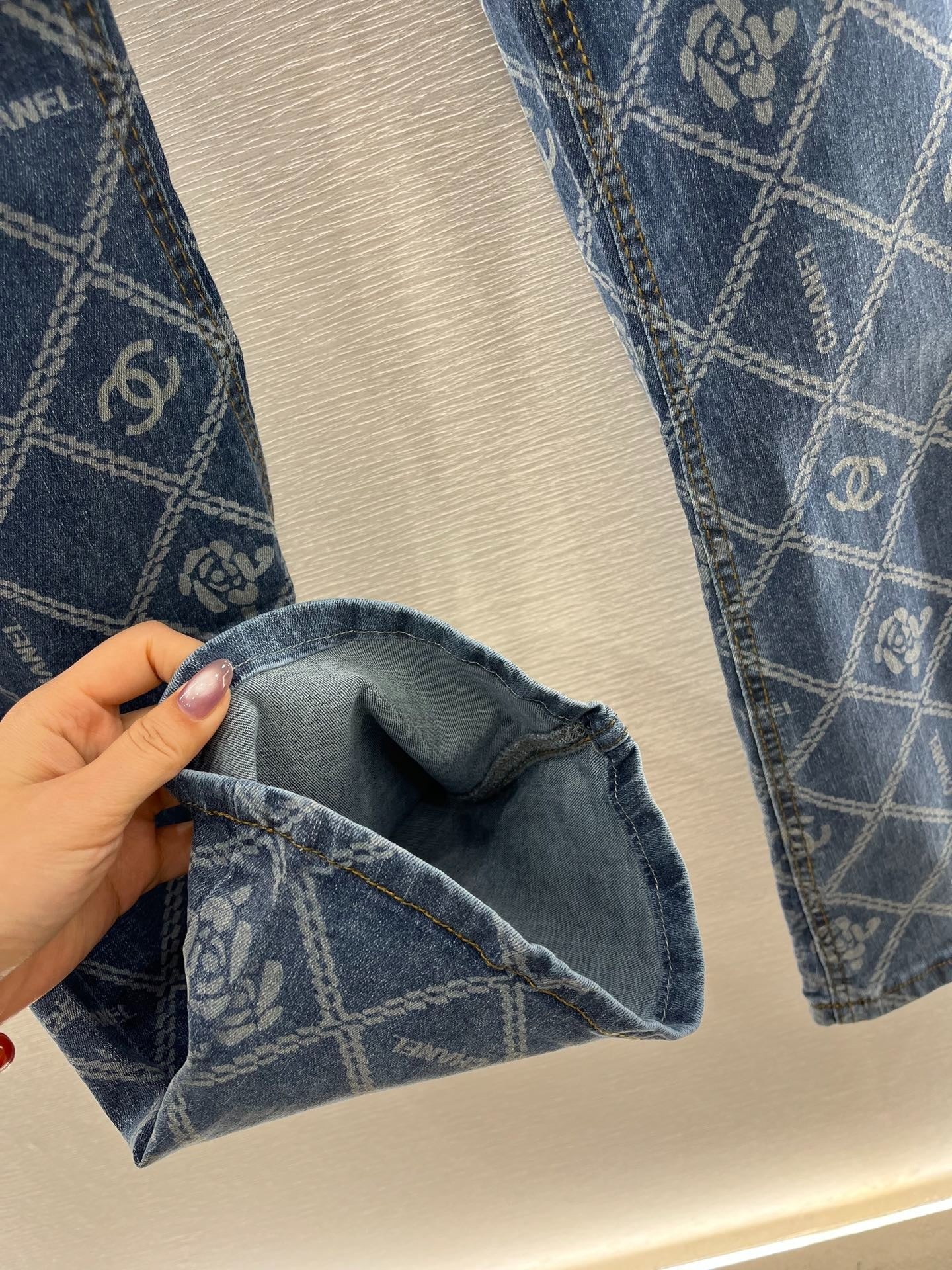 CHANEL FLARED JEANS WITH LOGO PRINT 263984