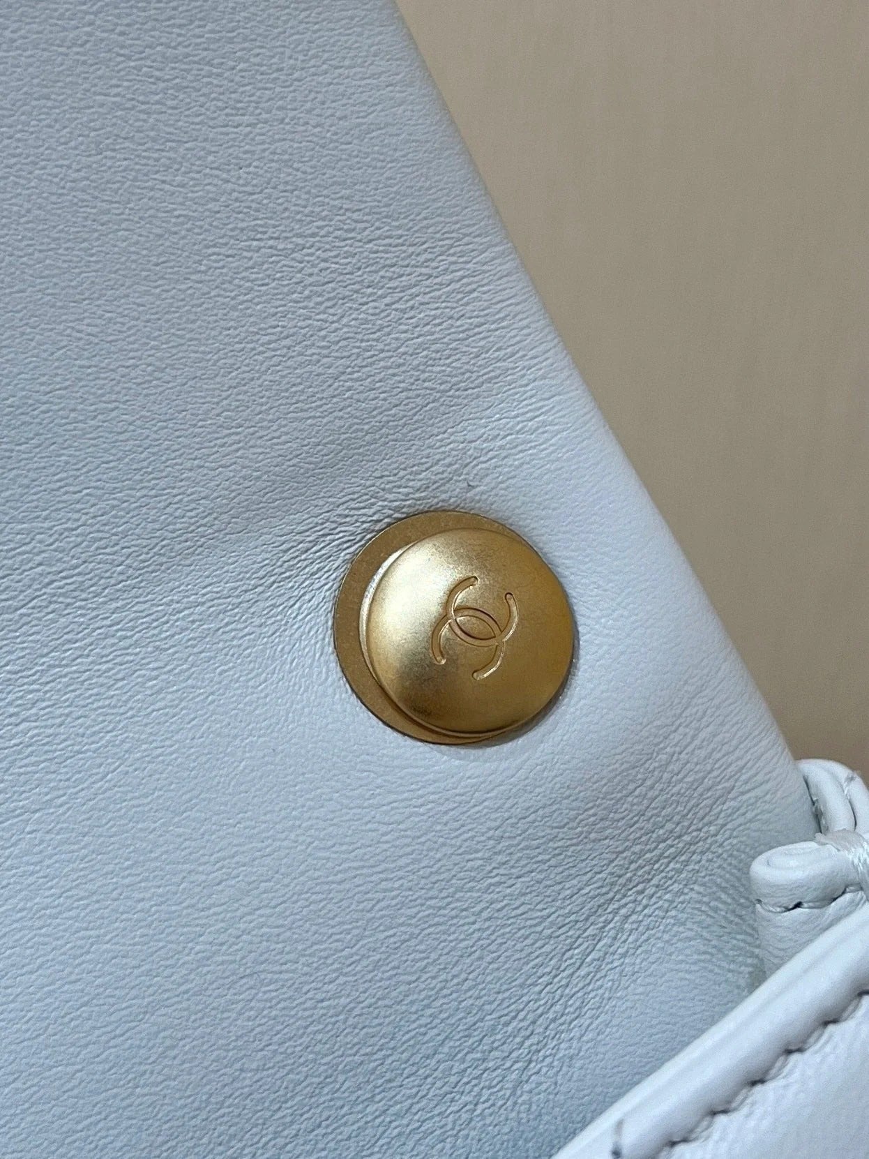 25S CHANEL CROSSBODY HANDBAG 17 IN WHITE LAMBSKIN GOLD HARDWARE