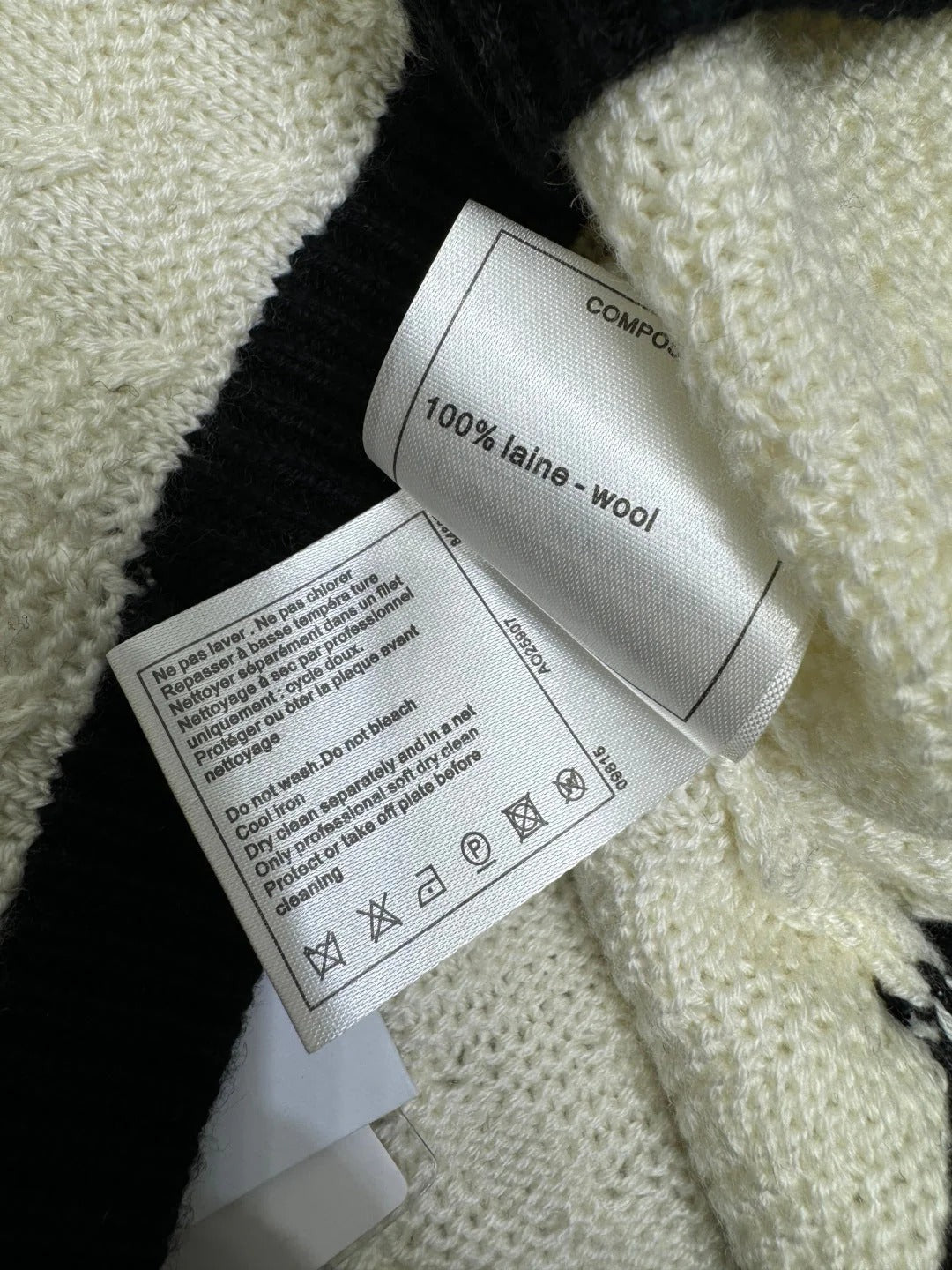 CHANEL CROPPED SLEEVELESS KNIT TOP IN WHITE AND BLACK