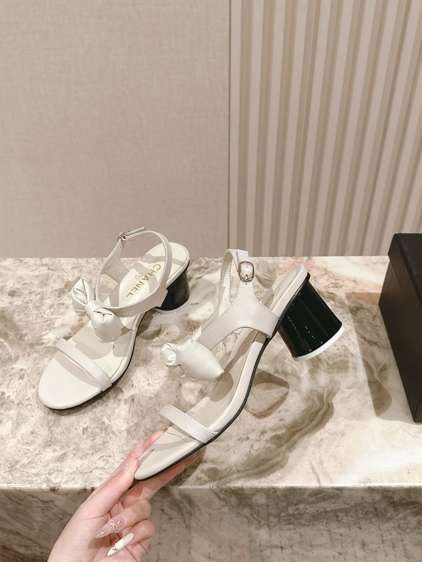 CC 26s Bow Sandals 55 White Cowhide 658465