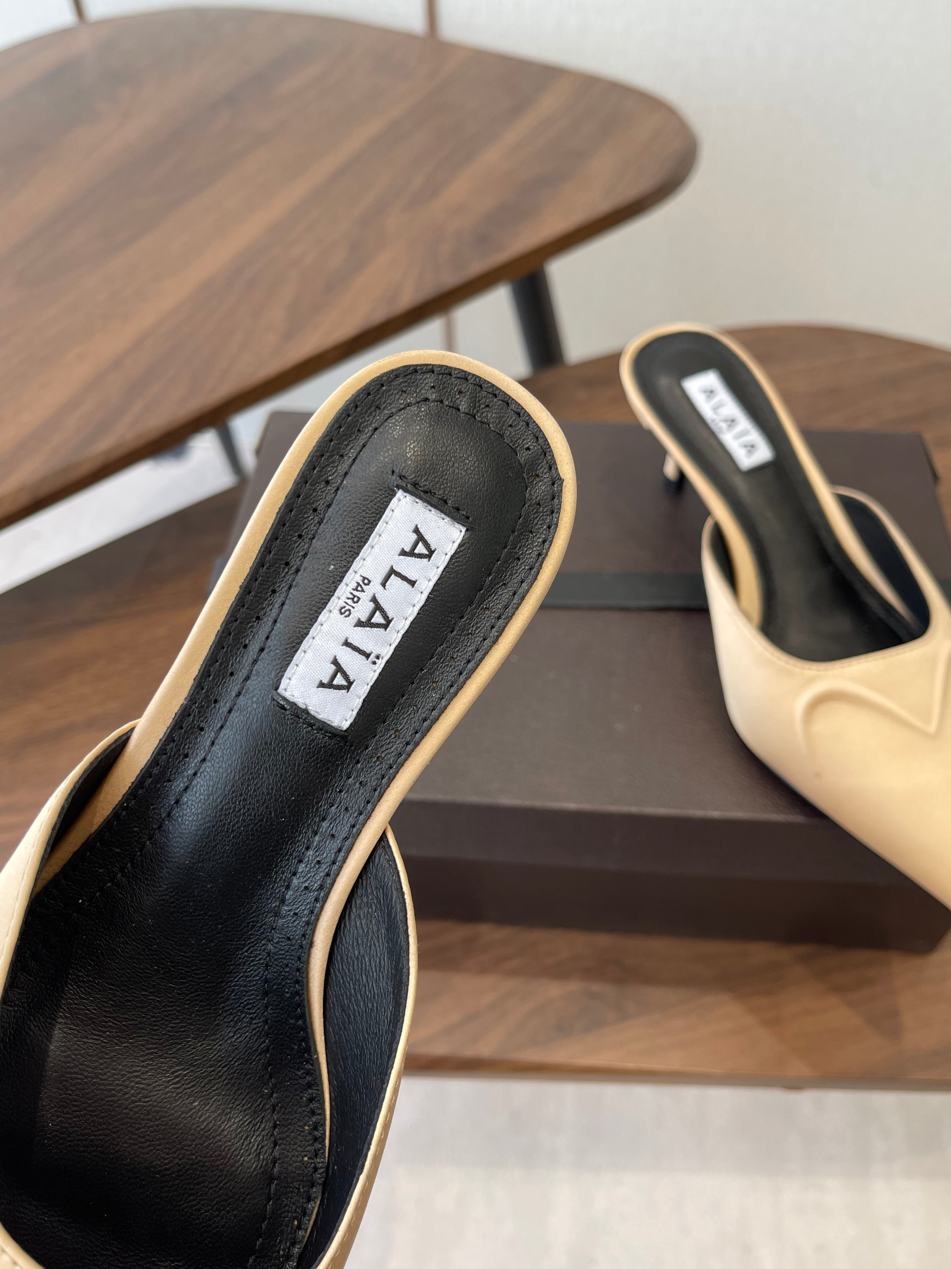 Alaia 26 Pointed-toe Mules 50 Beige Sheepskin 624907