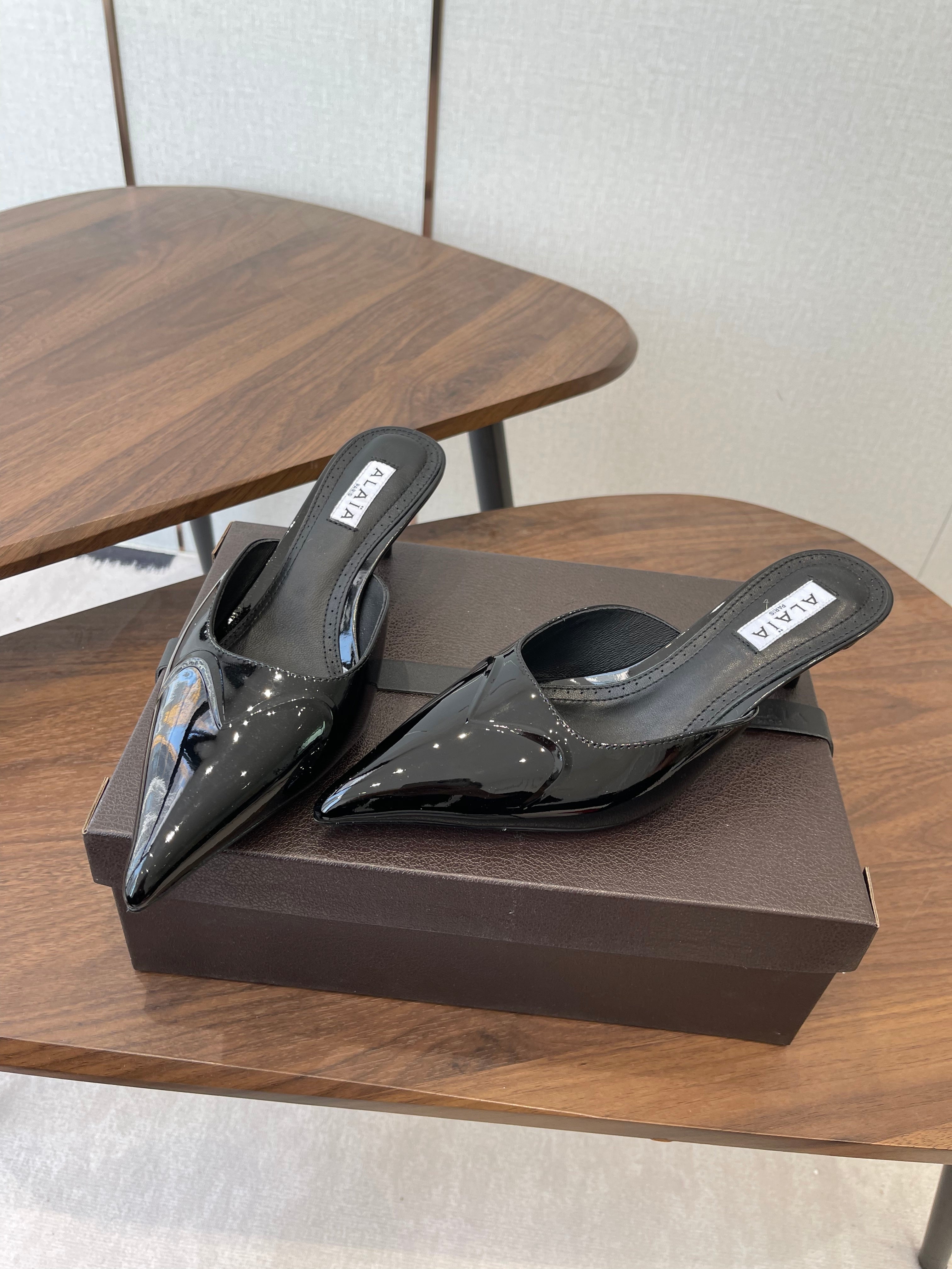 Alaia 26 Pointed-toe Mules 50 Black Patent Leather 624912