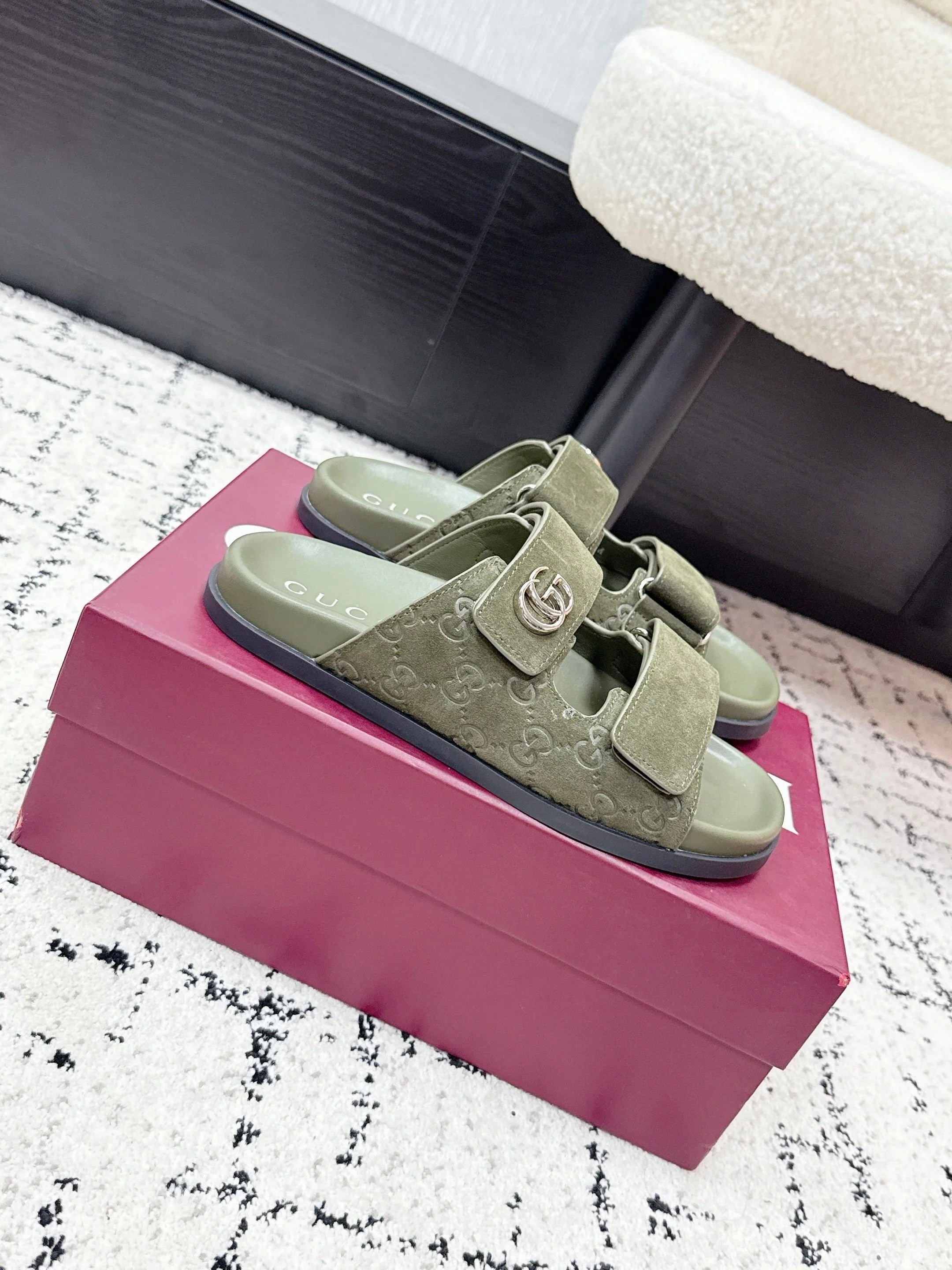 GG 26SS Sandals Olive Green Suede Sheepskin 641460