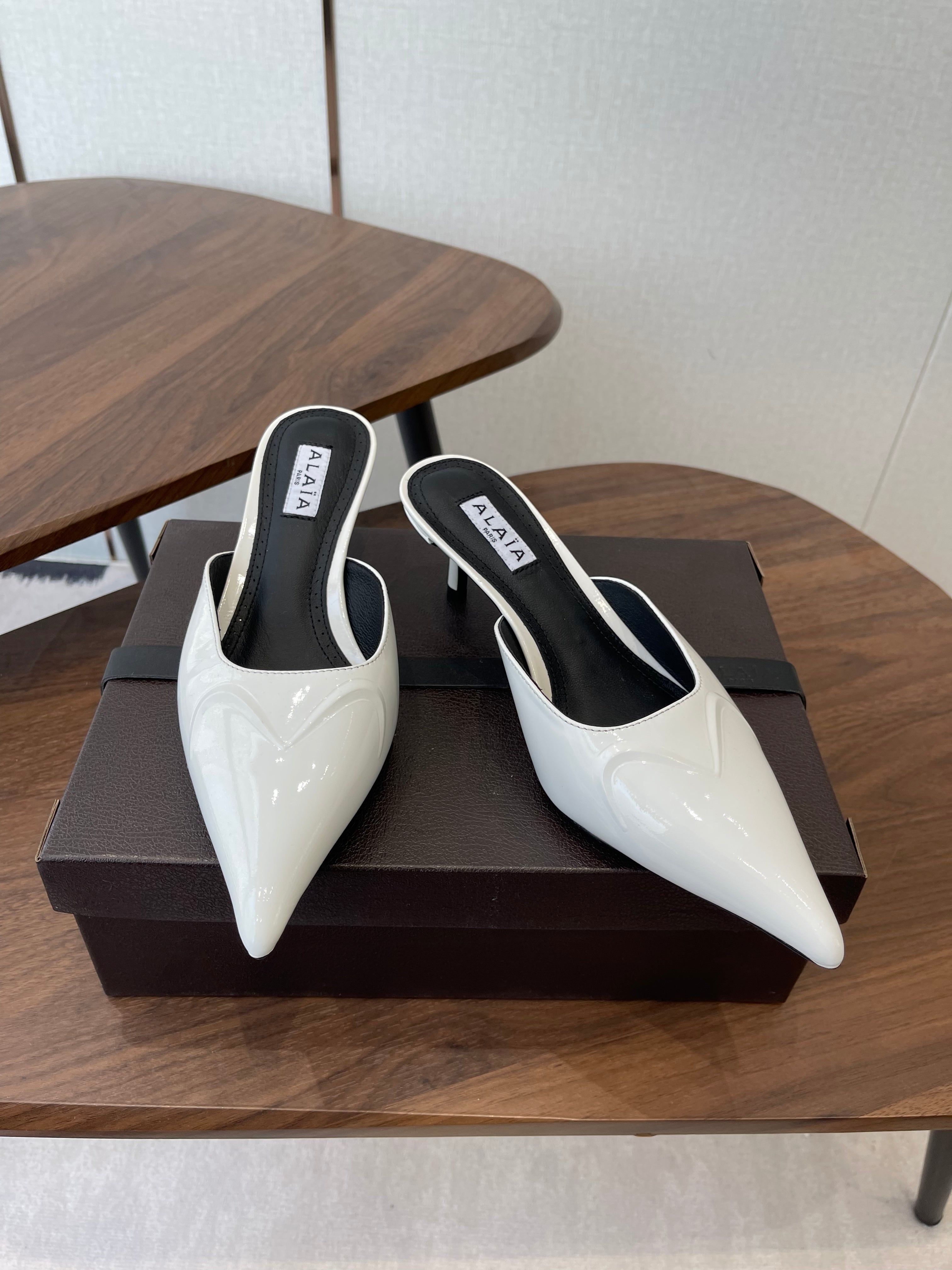 Alaia 26 Pointed-toe Mules 50 White Patent Leather 624908