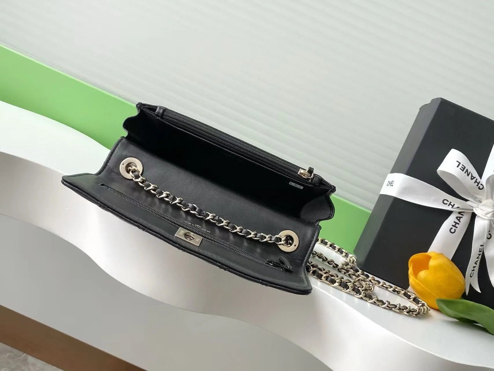 CC FLAP BAG 19 IN BLACK CALFSKIN GOLD HARDWARE