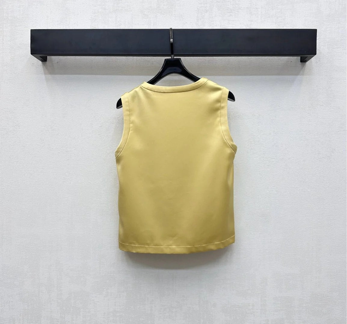 CHANEL SLEEVELESS ROUND-NECK BUTTON-UP TOP 274771