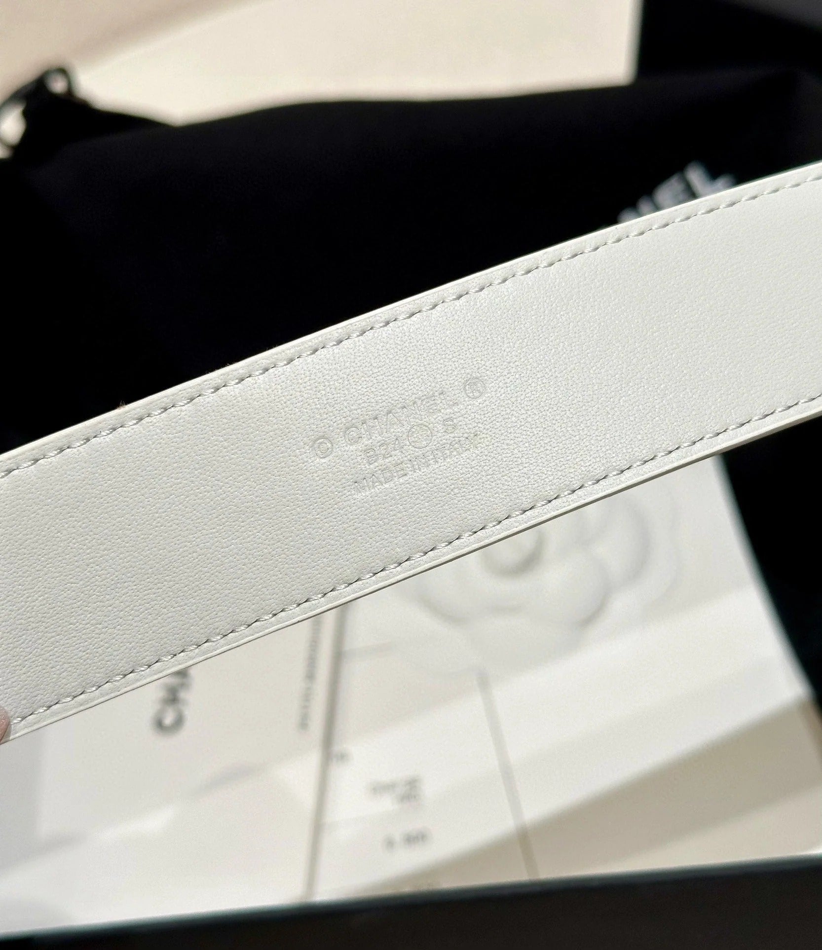 DOUBLE C BELT 30MM IN WHITE CALFSKIN GOLD BUCKLE WITH EMBOSSED CHECK PATTERN