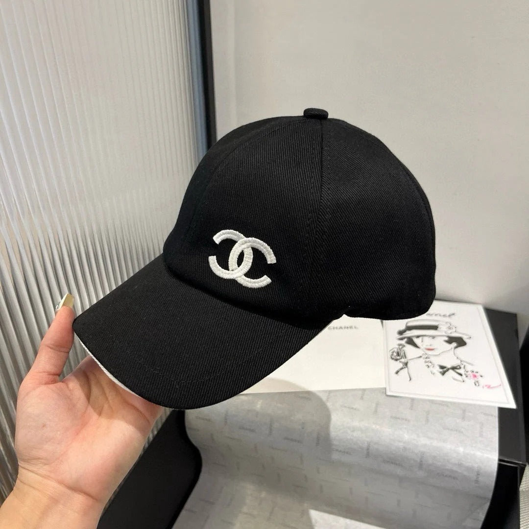 BASEBALL HAT IN BLACK WITH BLACK TRIM 673995