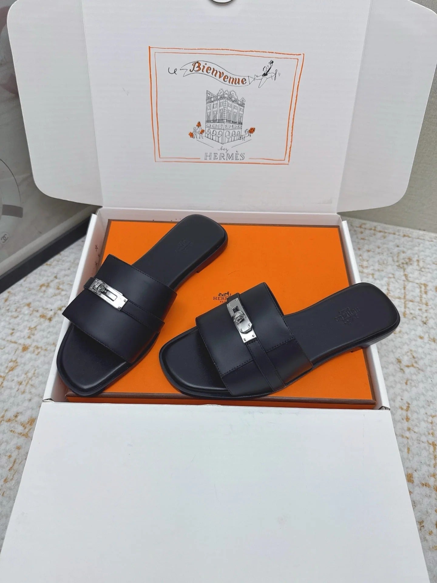 HM 26ss Oasis Sandals Black Sheepskin Sliver Buckle 625163