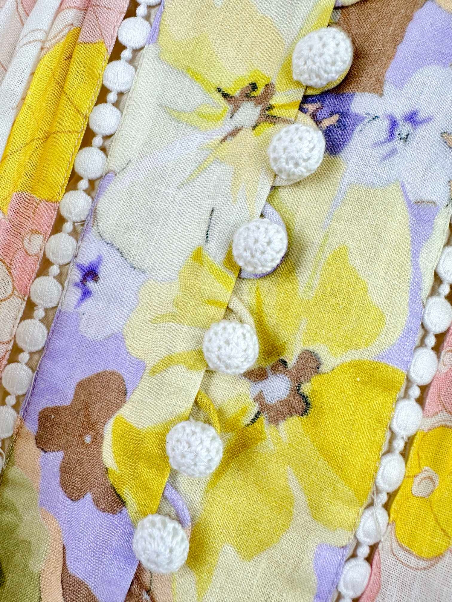 V-NECK FLORAL PRINT DRESS WITH LACE DETAIL