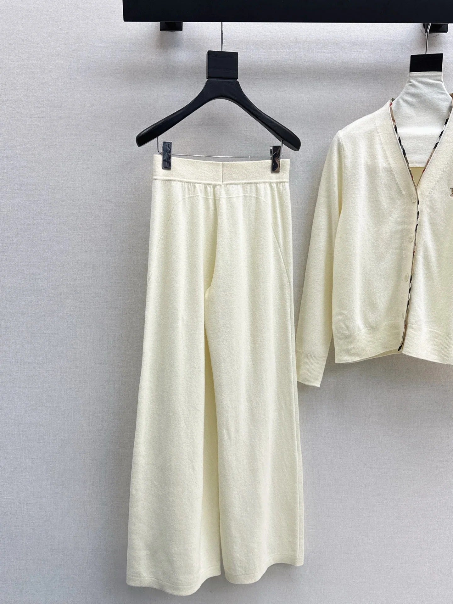 BURBERRY 25S CARDIGAN AND STRAIGHT-LEG PANTS SET 096