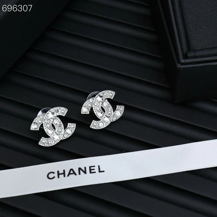 STUD EARRINGS IN SILVER METAL PEARLY WHITE AND CRYSTAL