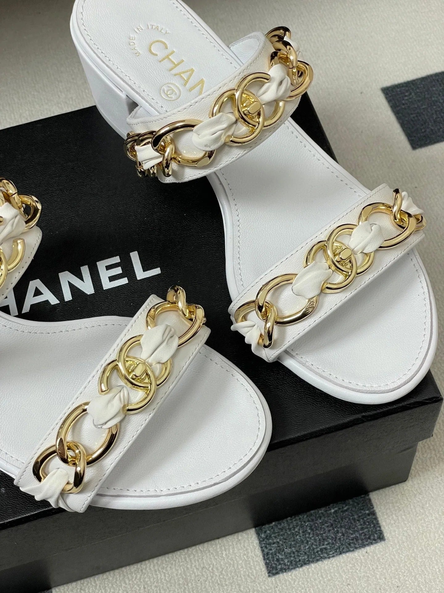 CC 26s Chunky Heels Sandals 55 White Sheepskin 649470