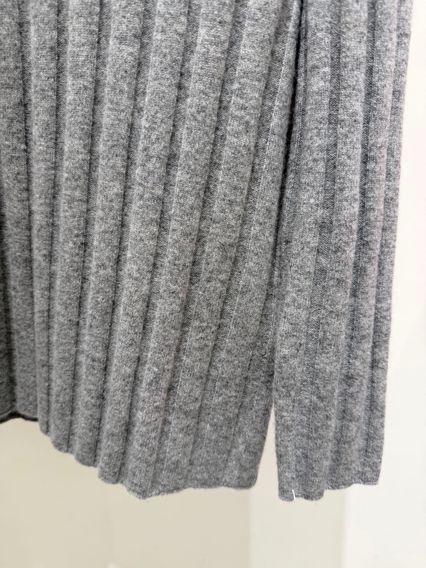 MIUMIU V-NECK SWEATER STYLE 761