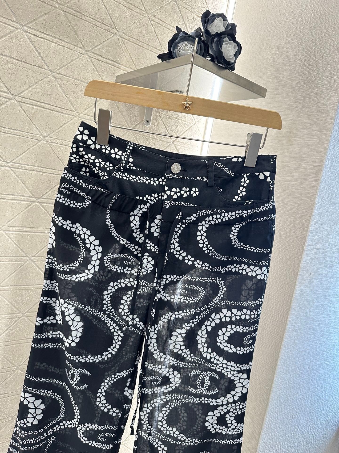CHANEL BLACK PRINTED DENIM PANTS