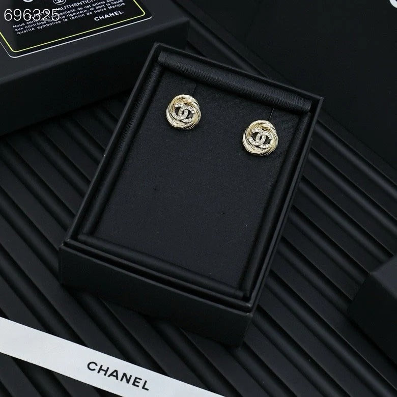 25S TWISTED RIBBED DOUBLE C STUD EARRINGS IN GOLD METAL