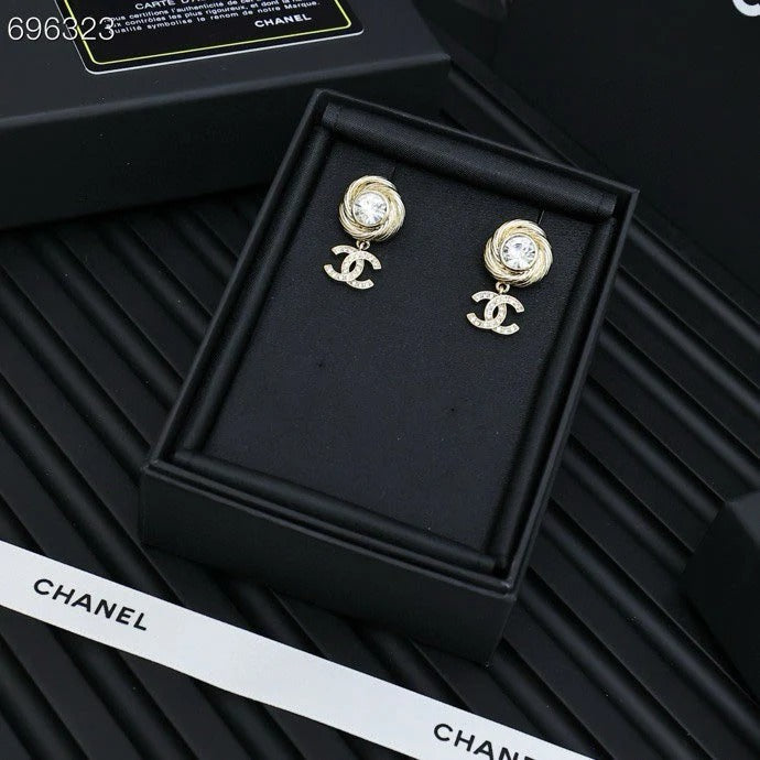 PENDANT EARRINGS IN GOLD METAL WHITE CRYSTAL TWISTED RIBBED DOUBLE C
