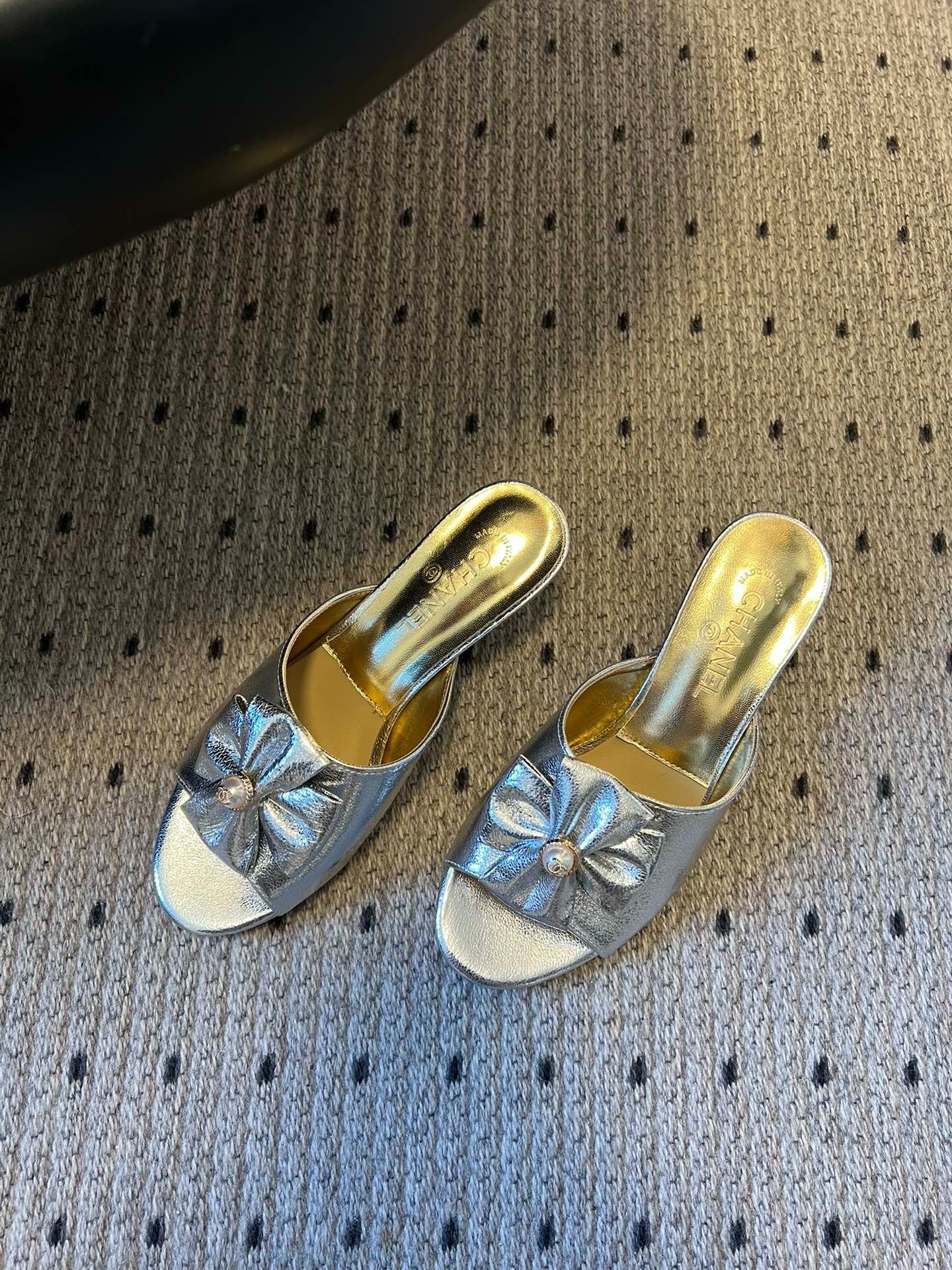 CC 26s High-Heeled Slides 60 Metallic Sliver Cowhide 627183