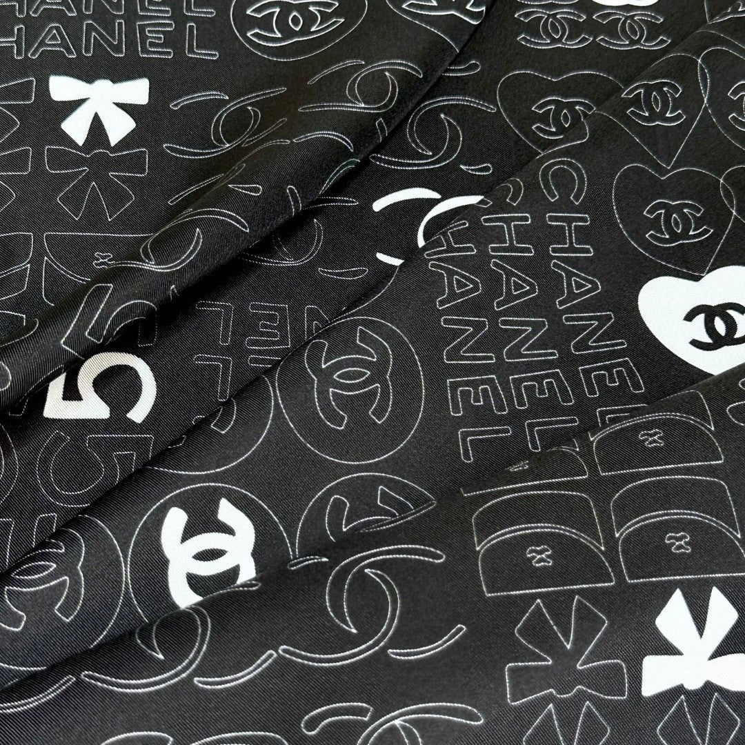 CHANEL 25S SCARF 90 IN SILK 724783