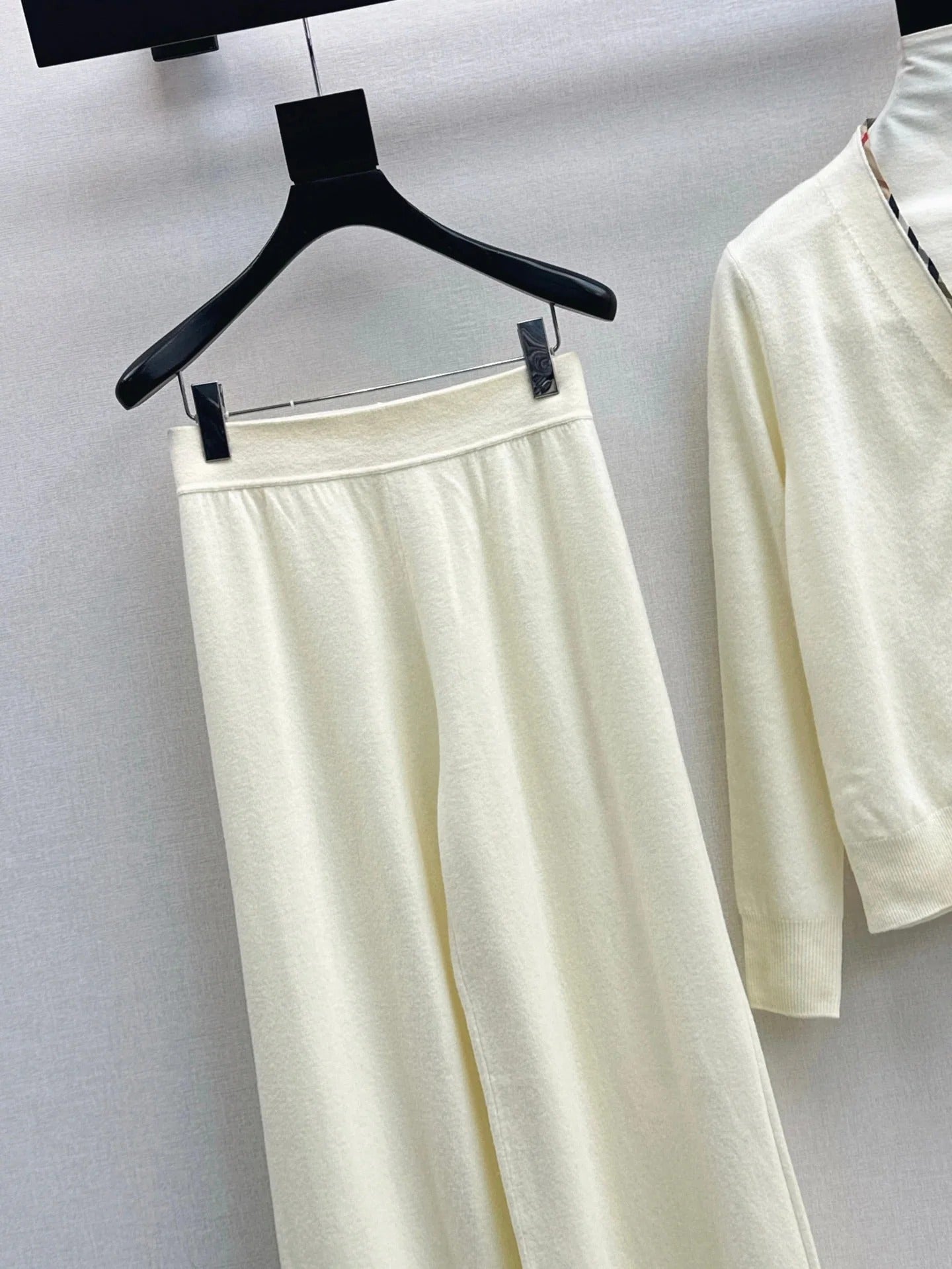 BURBERRY 25S CARDIGAN AND STRAIGHT-LEG PANTS SET 096