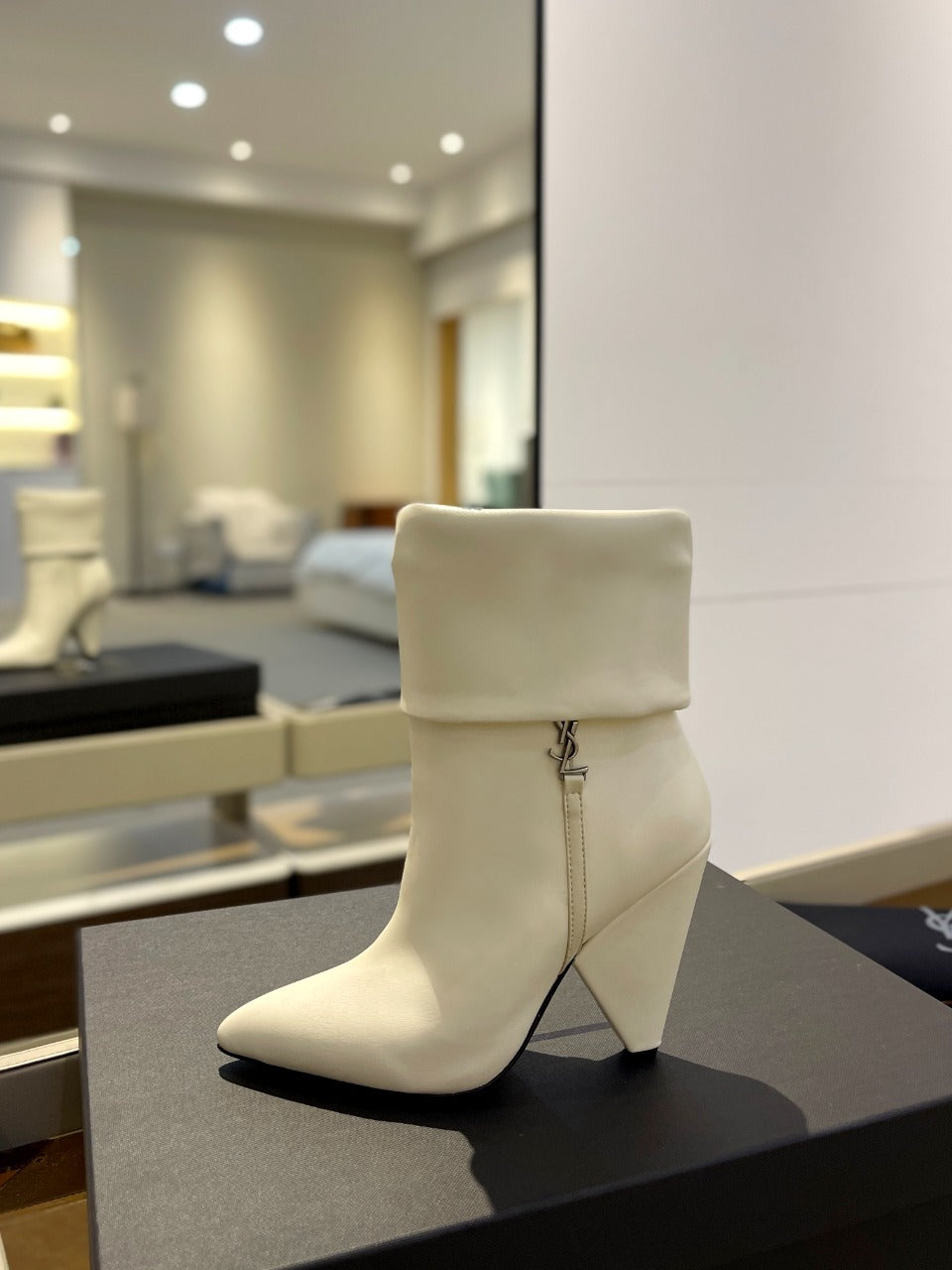 YSL 26s Niki Ankle Boots White White Leather 145340