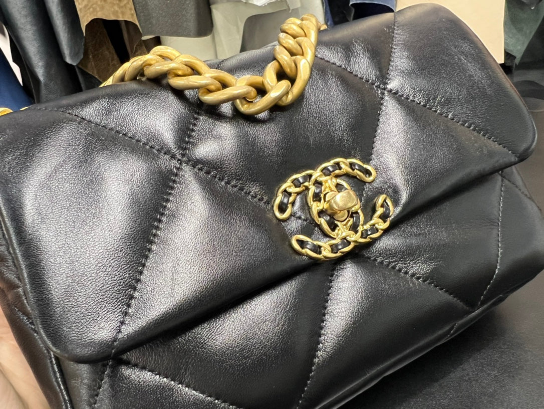 FLAP BAG 26CM GOLD HARDWARE BLACK CALFSKIN